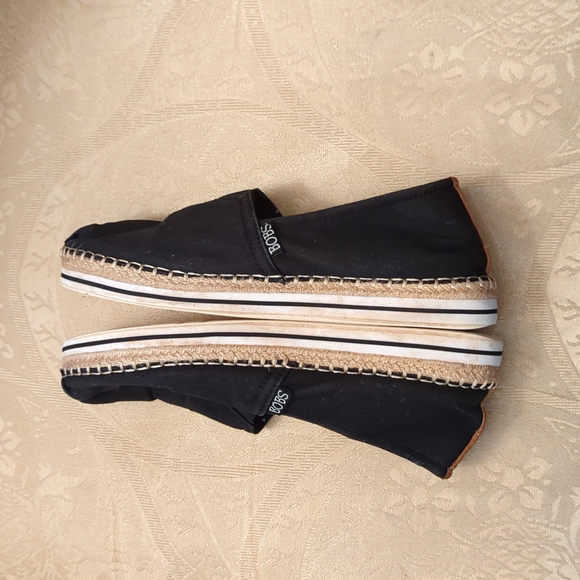 Women's 8.5 Skechers Bobs memory foam shoes - Picture 3 of 6